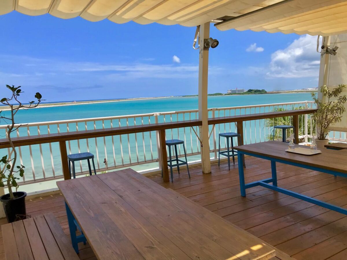 空と海と飛行機を望む沖縄県内唯一のフィッシュバーガー専門店 エイトマンズシーバーグ 沖縄県豊見城市瀬長