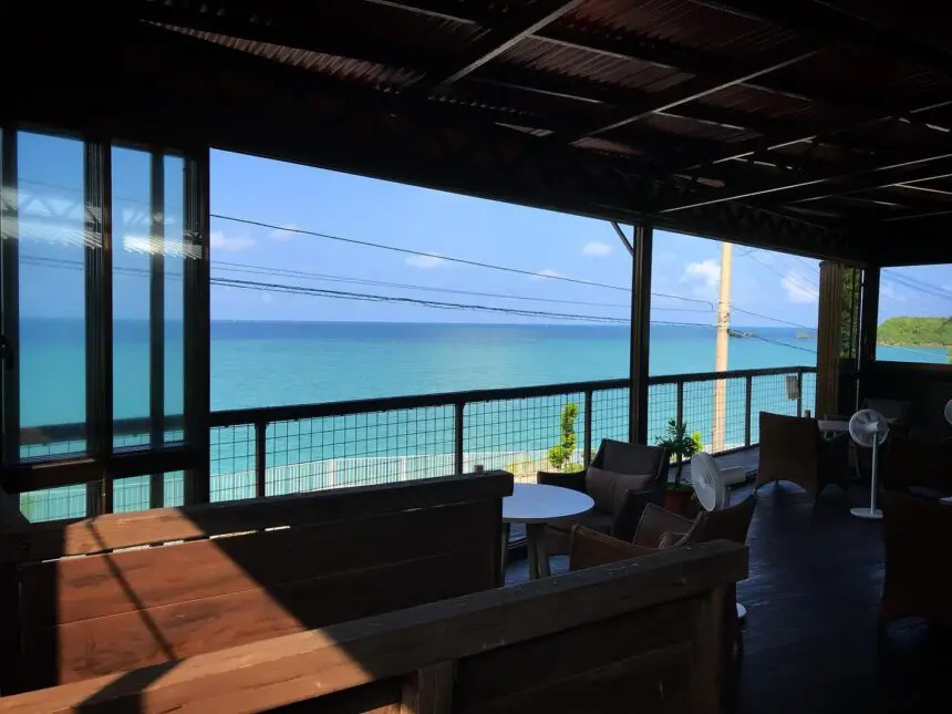 浜比嘉島の青い海と空の絶景と過ごすゆったりとしたオープンカフェ 空とコーヒー うきぐも 沖縄県うるま市