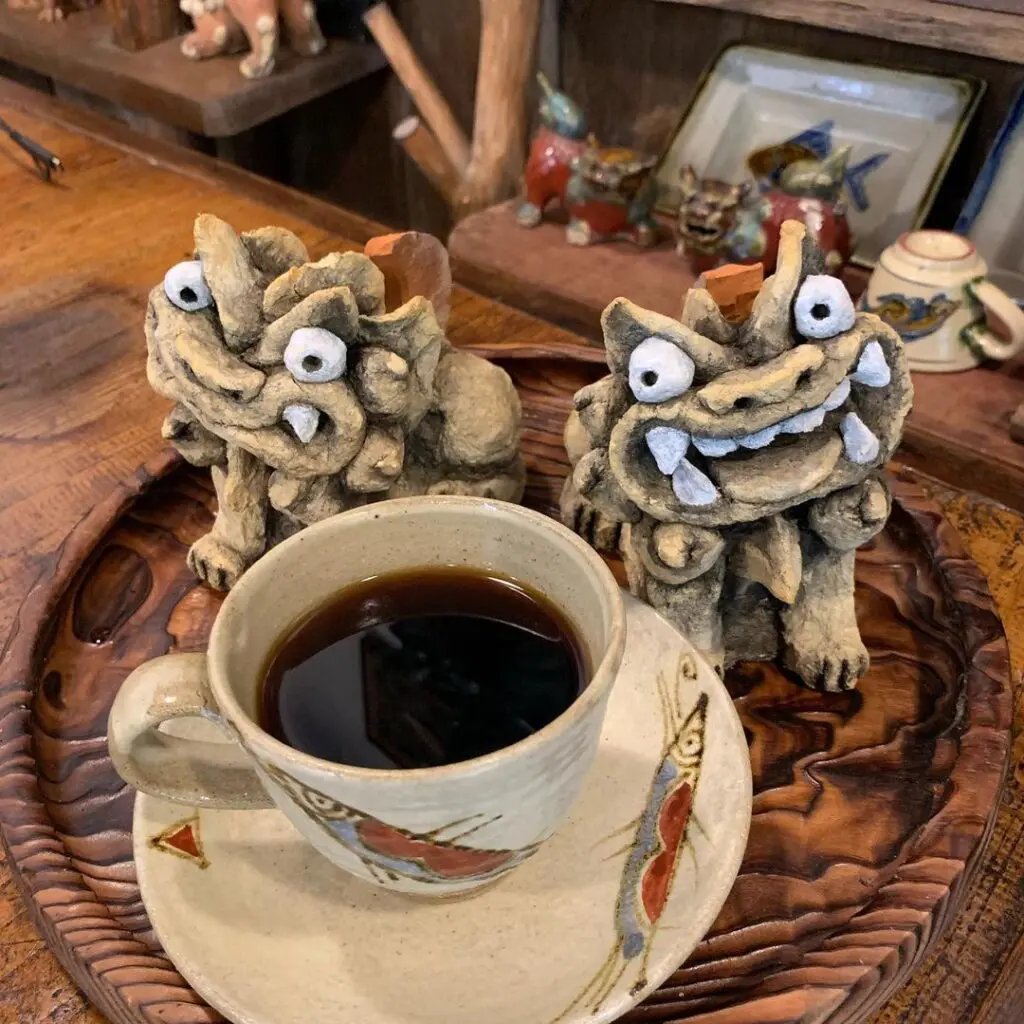 やんばるの森に癒され屋根からはシーサーが見守る趣のある古民家カフェ やちむん喫茶シーサー園 沖縄県国頭郡本部町