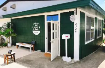 愛犬家も集合 看板犬とヤギの店長とふれあえる絶景カフェ カフェ コテージ ｏｃｅａｎ ｂｒｅｅｚｅ オーシャンブリーズ 沖縄県国頭郡今帰仁村